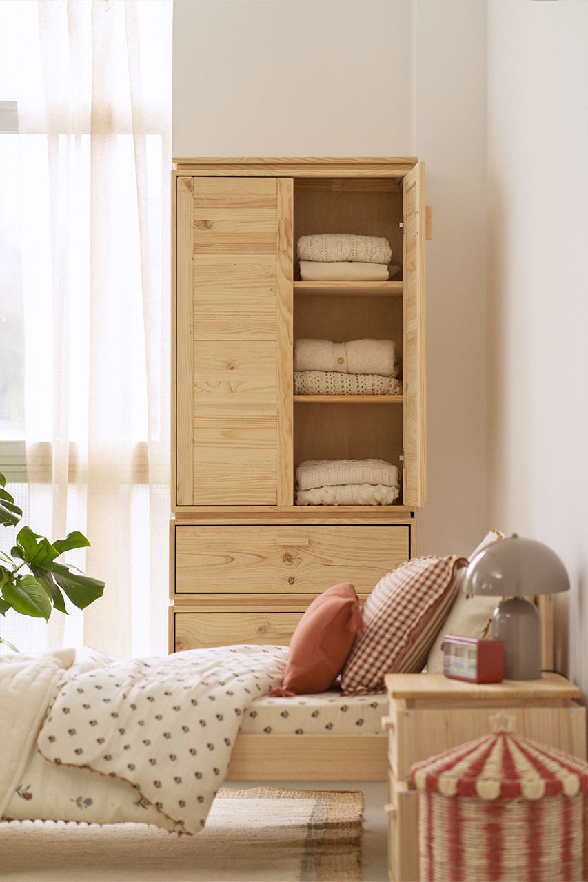 Imagen de ambiente 1 para:Armario con puertas y cajones de madera natural